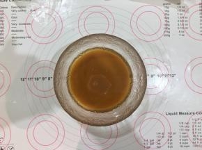 2、焦糖巧克力酱和花生油倒入碗中。