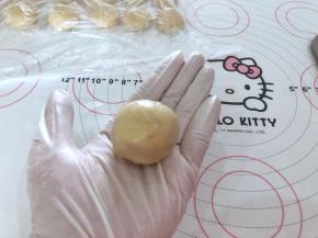 11、虎口朝上慢慢收拢收口，揉圆。