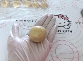 11、虎口朝上慢慢收拢收口，揉圆。