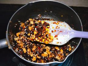 加入芝麻拌匀关火