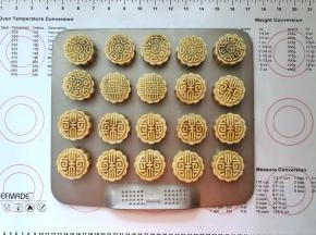 17、取出烤盘给月饼刷一层薄薄的蛋黄液，接着再次放入烤箱设定温度为170度再烘烤15分钟后取出。