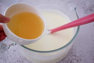 加入吉利丁液，翻拌均匀，这样慕斯糊就做好了