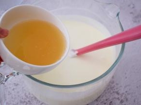 加入吉利丁液，翻拌均匀，这样慕斯糊就做好了