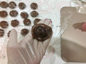 8、放入一个豆沙馅。