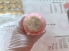 13、放入50克的月饼模具里，压实。