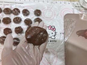 7、取一份饼皮按扁。