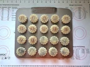 15、喷上少许清水。