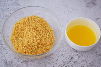 饼干用料理机打成粉末，黄油隔水融化备用