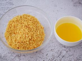 饼干用料理机打成粉末，黄油隔水融化备用
