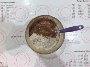 4、倒入低筋面粉和可可粉。