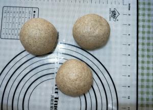 排气分割滚圆，松弛5分钟。