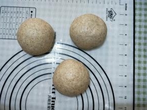 排气分割滚圆，松弛5分钟。