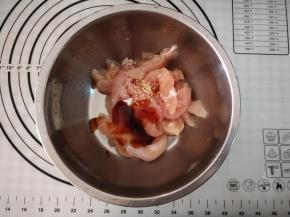 鸡胸肉切条，加入少许盐，鸡精，蚝油，料酒，胡椒粉，一小勺食用油