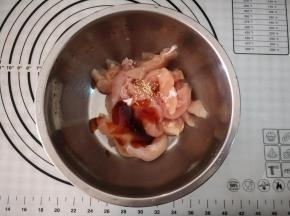 鸡胸肉切条，加入少许盐，鸡精，蚝油，料酒，胡椒粉，一小勺食用油