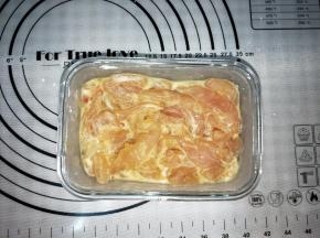 磕入一个鸡蛋和一大勺淀粉，搅拌均匀