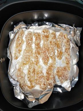 锡纸刷一层油，放入鸡柳，空气炸锅200℃5分钟后取出翻面再加热5分钟【烤箱15分钟左右】