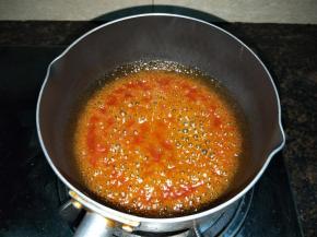 ②或者锅里放入番茄酱加适量白糖和清水煮至浓稠