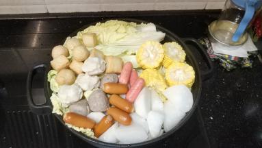 所有材料洗洗、切切，放入锅里