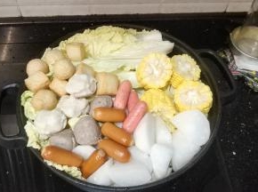 所有材料洗洗、切切，放入锅里