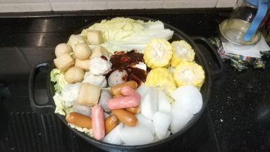 倒入锅里，放入适量水，倒入混合调料