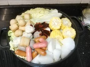 倒入锅里，放入适量水，倒入混合调料