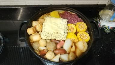 味道不用调整就可以放入面饼和芝士片、肥牛，盖上盖子小火3分钟即可