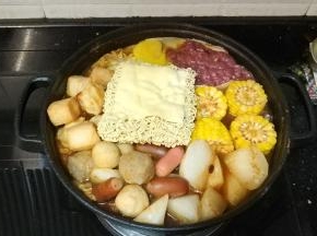 味道不用调整就可以放入面饼和芝士片、肥牛，盖上盖子小火3分钟即可