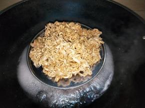 途中用筷子翻面，尽量抖散，让面条均匀受热