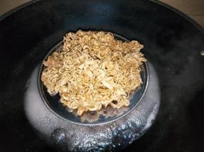 途中用筷子翻面，尽量抖散，让面条均匀受热