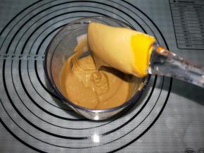 倒入加热的花生油，再打至柔滑，加入奇亚籽拌匀。