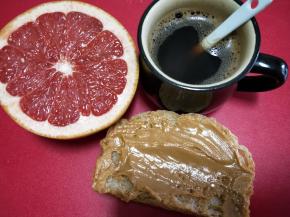 黑咖啡＋西柚＋全麦抹花生酱，哥本能量减肥早餐