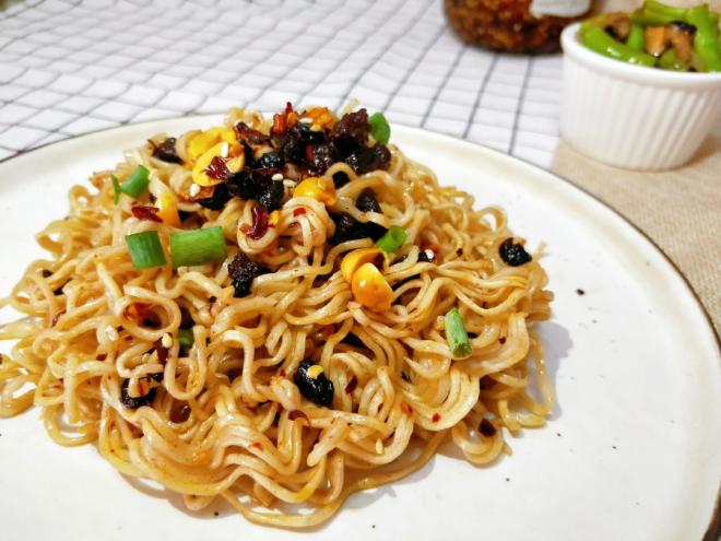 香辣牛肉酱拌面