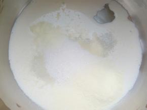 流心馅: 先把咸蛋黄蒸熟。取两个压成泥备用。 把淡奶油，白糖，奶粉放入小奶锅中拌匀。