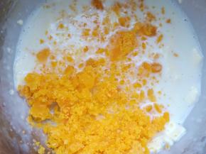 放入咸蛋黄泥搅拌均匀。如果觉得不细腻可以过一下筛。