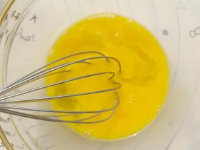 现在来做奶黄馅部分：鸡蛋打散。（另外，把那3个咸蛋黄压泥备用）