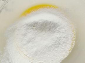 筛入低筋面粉搅拌均匀。