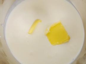黄油和淡奶油放入小奶锅里，小火加热至边上微微有小泡泡关火。