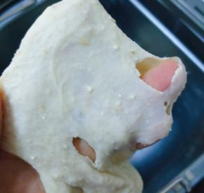 除了黄油以外，主料混合揉至光滑的扩展阶段