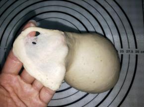 加入软化的黄油，揉出手套膜