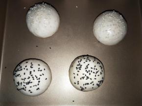 刷一层薄薄的蛋液，撒上芝麻