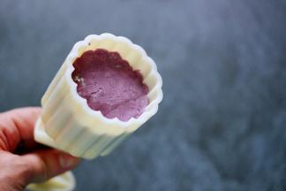 用手轻轻按压均匀后，脱模即可。