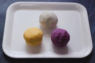 把芋头，红薯和紫薯泥，搅拌均匀后一一揉成团。