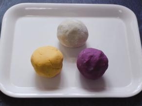 把芋头，红薯和紫薯泥，搅拌均匀后一一揉成团。