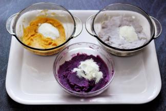 在碾好的芋头，红薯和紫薯泥里各加入10克奶奶粉。