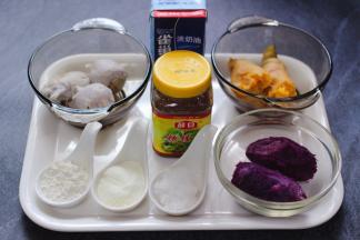 备齐所有的食材，蒸熟的芋头，红薯和紫薯去皮备用。