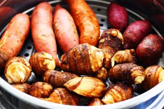 芋头、红薯和紫薯洗净后，蒸锅里加入适量清水，大火蒸20分钟即可。