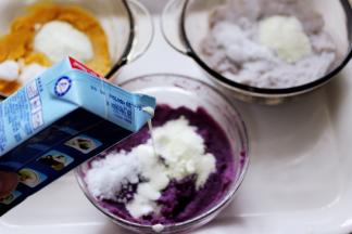 在芋头，红薯和紫薯泥里各放入10克淡奶油和桂花蜜调味提香，增加更美妙的口感。