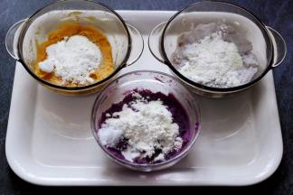 这个时候把炒好的糯米粉加入芋头，红薯和紫薯的碗里面。