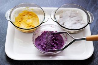 把蒸熟的芋头，红薯和放入器具中，用用工具将其慢慢碾成泥状，紫薯因为自身比较干爽，所以要加适量牛奶稀释后，用工具碾压成泥状，因为都是当年新下来的食材，非常嫩滑、所以无需过筛。