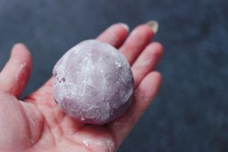 我的模具是65g的，，可以随意做成自己喜欢的分量，先把紫薯团揉匀后，放入模具中。